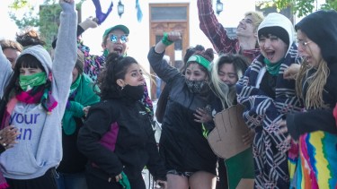 En la plaza San Martín, se realizó la vigilia a la espera de la votación en Diputados. Fotos: Pablo Leguizamón.