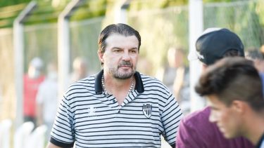 Gustavo con la chomba de Cipo en los partidos que el equipo disputó en el predio 15 de Octubre. Se viene una nueva pretemporada. (Foto: Juan Thomes)