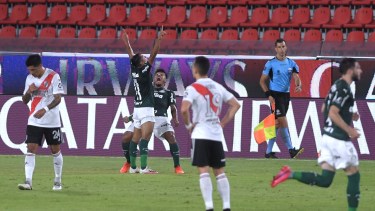 Los jugadores de Palmieras festejan el gol marcado por Rony que le da la ventaja sobre River Plate en el primera semifinal de la Copa Libertadores de América. Foto: Julián Alvarez