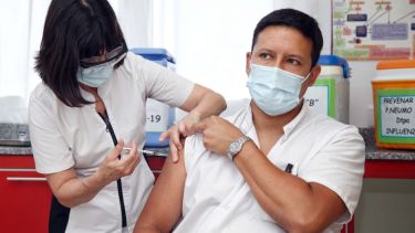 Las provincias avanzan con la aplicación de la dosis del primer componente de la Sputnik V, destinada en esta primera etapa al personal de salud, en el marco del plan de inmunización contra el coronavirus. 
Foto: Julián Varela para Télam.-