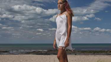 Morella Vanú en la playa que lleva su nombre. Llegó con sus padres desde Bahía Blanca cuando tenía apenas unos meses y se instalaron en una casa rodante. Aquí creció. "No me imagino viviendo en otro lado", dice. Tiene 19 años. Foto: Martín Brunella. 