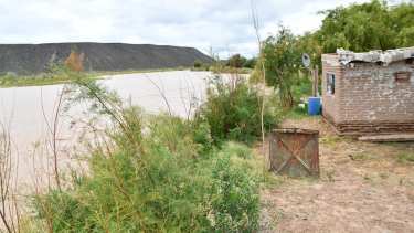 En Rincón de los Sauces se preparan para una fuerte crecida del río Colorado. (Gentileza).-