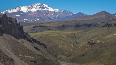 La ruta provincial 68. De fondo, el volcán Domuyo. Foto: Ricardo Kleine Samson.
