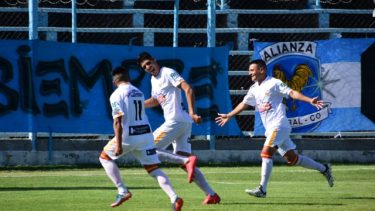 Festejo de los jugadores de Cruz del Sur, en una tarde para el recuerdo. Foto: Carlos Martínez. 