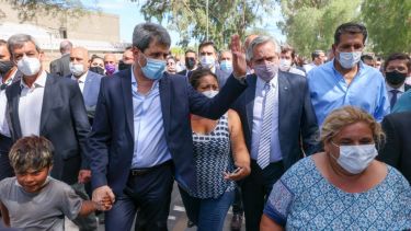 Uñac y Fernández recorrieron las zonas de mayores daños y dialogaron con los vecinos. Foto: Presidencia de la Nación.-