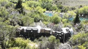 Accidente fatal: un camión volcó y cayó a un barranco en la Ruta 65