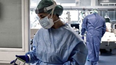 Se mantiene la tensión entre el personal de Salud, que no pudo relajarse entre el primer brote y enero. Foto: Agencia Télam.-