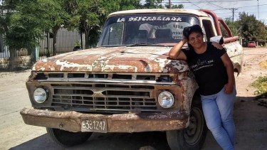 Elizabet Curuyán y la camioneta modelo 1967 que supo ser auxilio mecánico y con la que ahora la comisionada de fomento traslada la asistencia a los parajes de la Línea Sur. 