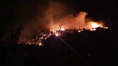 El fuego en el paraje Los Repollos, a unos 19 kilómetros de El Bolsón, se inició el sábado por la tarde. Foto Gentileza