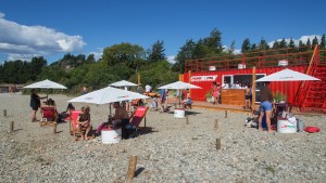 Instalan un parador en una playa de Bariloche y denuncian falta de seguridad