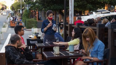 La nueva resolución del Ministerio de Salud de Río negro permite a los locales gastronómicos abrir hasta la 1 y los fines de semana una hora más. Foto: Marcelo Martinez