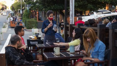 Los locales gastronómicos cierran a la medianoche. Foto: Marcelo Martínez