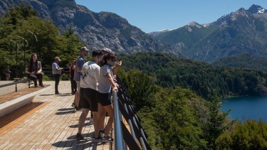 Miles de turistas eligieron recibir el Año Nuevo en Bariloche y disfrutar del fin de semana largo. (Foto: Marcelo Martínez)