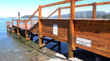 Muros, alambrados y otras edificaciones obstruyen la circulación por la costa en el lago Nahuel Huapi. Foto: Alfredo Leiva