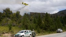 Imagen de Incendio forestal: reabrieron la ruta nacional 40 que une Bariloche y El Bolsón