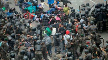 Los hondureños se dirigen en una caravana masiva hacia Estados Unidos. (Gentileza).-