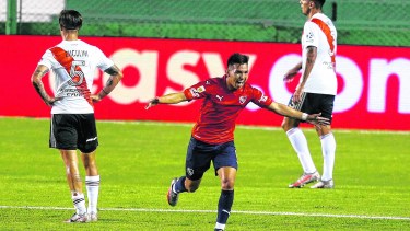 Alan Velasco, de 18 años, fue la pesadilla del fondo riverplatense en el primer tiempo y facturó por duplicado.