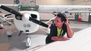 Vive en Neuquén y se recibió como la primera mujer piloto de aviones anfibios