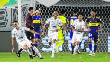 Pituca celebra el primer gol del Santos, el que le abrió la puerta para llegar a la final de la Libertadores. (AP Photo/Andre Penner, Pool)