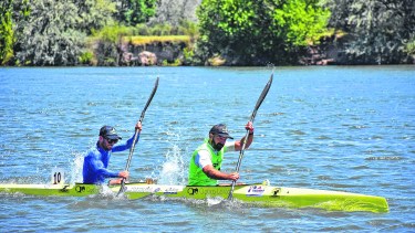 El bote de Julián Algañaras y Gastón Figueroa será uno de los animadores de la categoría K2 senior. FOTO: ANDRES MARIPE