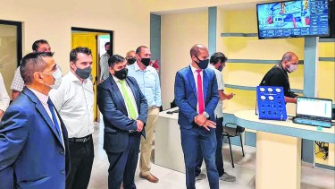 El secretario de Energía junto al intendente de Cutral JoséRioseco, y varios funcionarios. 