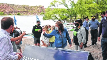 La gobernadora Carreras estuvo ayer en la largada. Foto Andrés Maripe