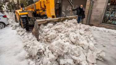 Una máquina retira la nieve en el centro de Madrid. Foto: AP
