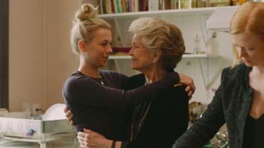 Vanessa Kirby y Ellen Burstyn ofrecen actuaciones impecables en “Fragmentos de una mujer".