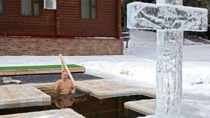 Video: Putin se sumergió en agua helada en un ritual religioso