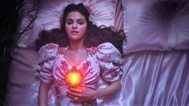 Selena Gómez volvió a cantar en español después de más de una década.