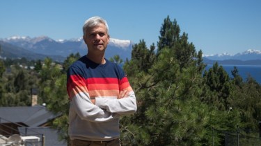 El científico Sergio Lambertucci considera que los seres humanos pueden volver a estar en armonía con sus ecosistemas. Desde la investigación científica, aporta conocimientos para derribar mitos sobre animales con mala prensa como el cóndor andino. Foto: Marcelo Martínez