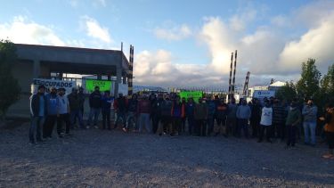 Los trabajadores despedidos reclaman su reincorporación en la empresa de Añelo. (Foto: Gentileza).