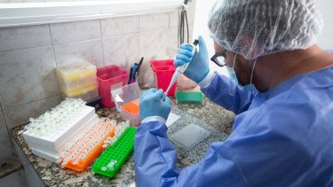 En en laboratorio del López Lima el personal es escaso para la gran demanda que existe. (Foto: Juan Thomes)