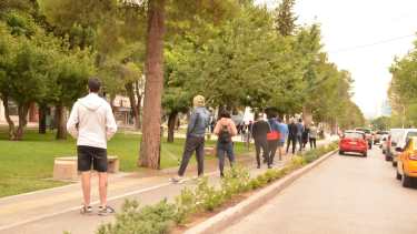 Hoy la fila para realizarse el test en el centro de la ciudad llegaba hasta la esquina de Belgrano y avenida Argentina. Foto Yamil Regules.