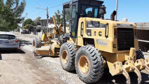 Reparan calles de ripio en Viedma que se encuentran en pésimo estado