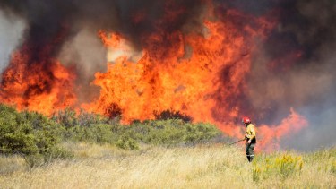 Las tormentas secas y la acumulación de pastizales al costado de la ruta terminan provocando enormes incendios. (Jorge Tanos).-