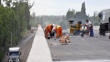 Son 10 kilómetros de la sección 5 en la Ruta 22  que están en un 68% de ejecución (foto Florencia Salto)