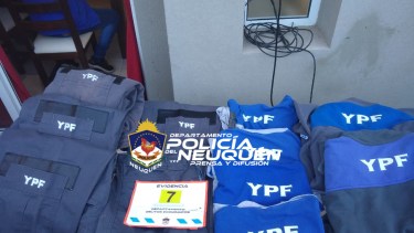 Ayer, durante el allanamiento de la casa del playero, la policía encontró ropa de trabajo nueva. (Gentileza).-