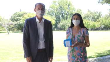 Peve y Gutiérrez anunciaron el arribo del suero equino a Neuquén. (Gentileza).-