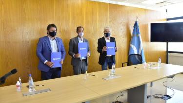Otra muestra del nuevo acuerdo entre Bertoya y Provincia es la presencia de Gutiérrez en la firma del convenio con Gaido. (Gentileza).-