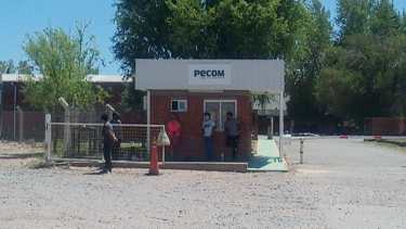 Los desocupados se apostaron en la base de Pecom, en el yacimiento Puesto Hernández. (Gentileza Luis González).-