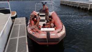 Rescataron a tres personas en aguas del Mari Menuco, una con principio de hipotermia