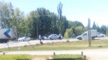 Imagen de Un choque en la ruta 22 terminó con un auto en un desagüe, en Roca