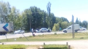 Un choque en la ruta 22 terminó con un auto en un desagüe, en Roca
