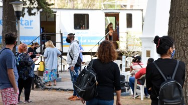 Neuquén amplió en el verano la atención en los trailer del programa Detectar por el aumento en la demanda de hisopados. (Foto: Florencia Salto)