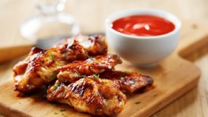 La forma más rica de preparar alitas con salsa de tomate picante