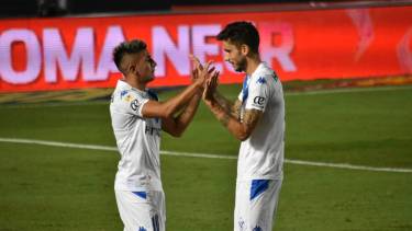 Almada festeja con Álvarez tras el segundo y decisivo gol. 