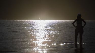Turistas eligen pasar el  verano en el lago Lolog, de San Martín de los Andes. Foto: Patricio Rodríguez.-