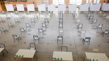 Se acondicionó el SUM de la escuela para recibir a los trabajadores de la salud que se van a  vacunar. (foto: Juan Thomes)