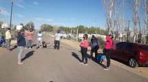 Imagen de Desocupados cortan la Ruta 6 y la base de Pecom, reclaman trabajo